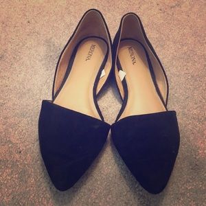 Pointed toe black flats